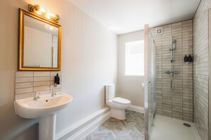 Family Room, Pets allowed | Bathroom