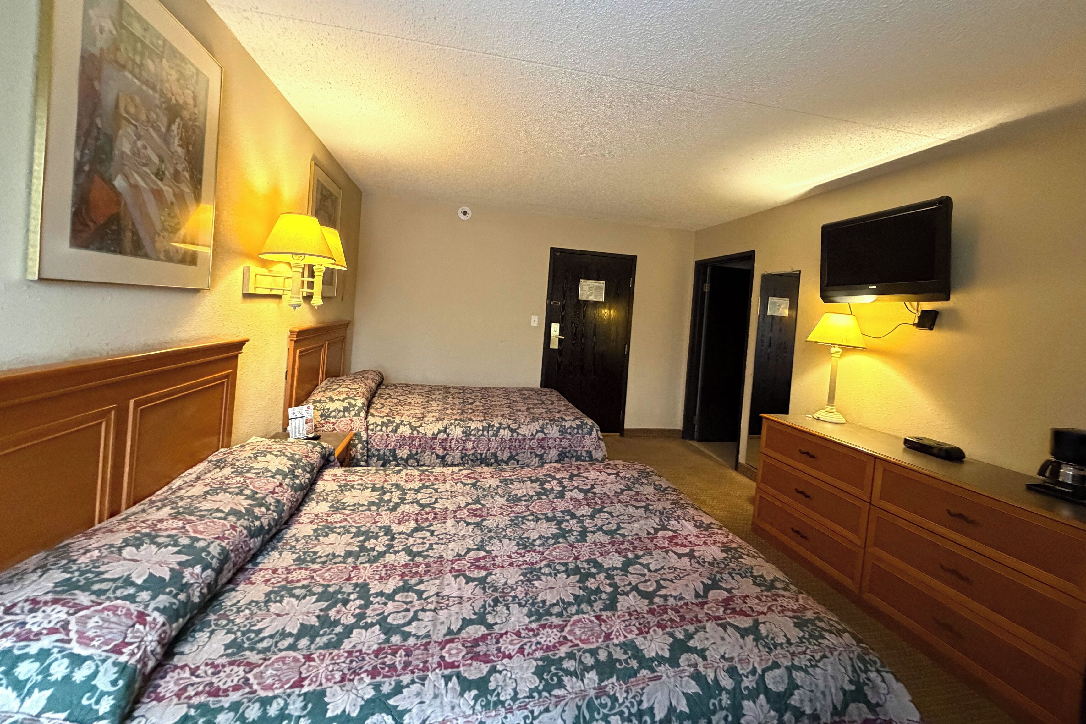 Safe på rommet, skrivebord, strykejern/-brett og wi-fi (inkludert)