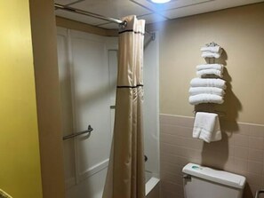 Amenidades de baño gratuitas, secadora de cabello, toallas 