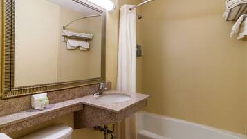Combined shower/tub, free toiletries, hair dryer, towels