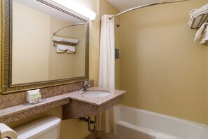 Combined shower/tub, free toiletries, hair dryer, towels