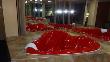 Combined shower/bathtub, free toiletries, hair dryer, towels