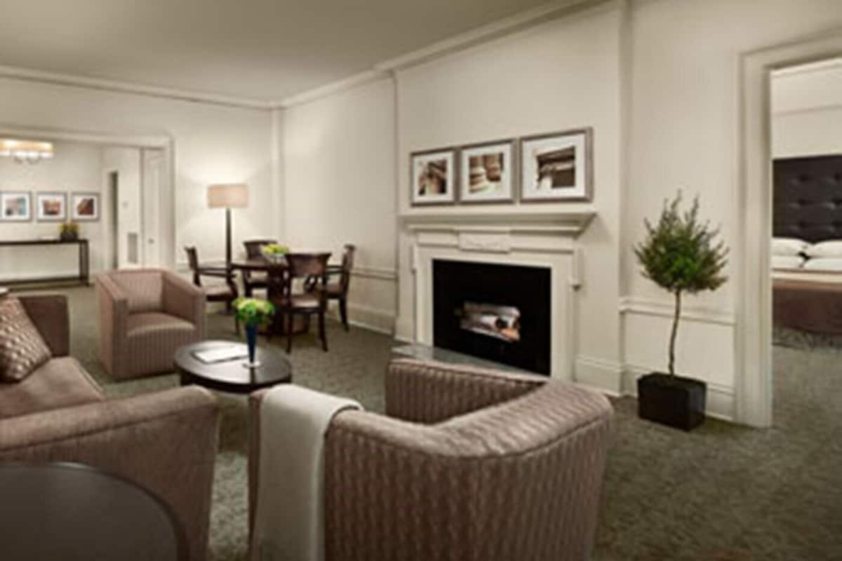 Suite, 1 Bedroom (with Den) | Frette Italian sheets, hypo-allergenic bedding, down comforters