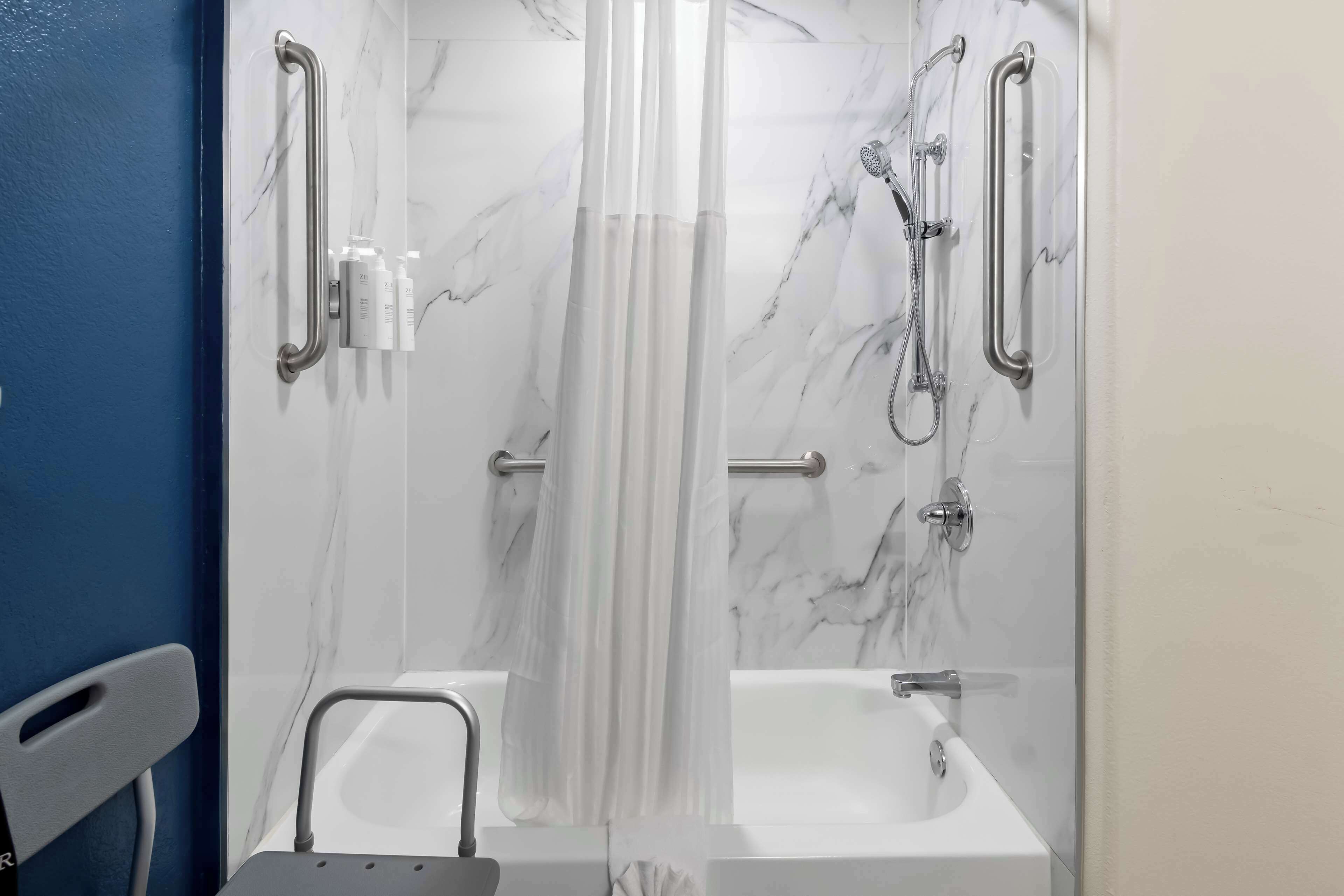 Articles de toilette (gratuits), séchoir à cheveux, serviettes fournies