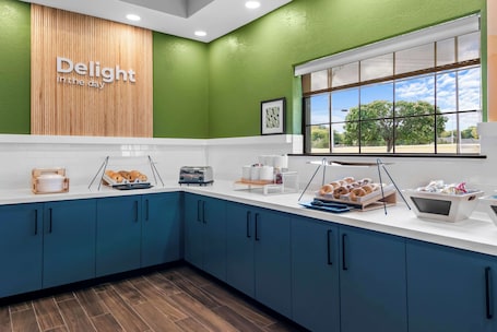 Free daily continental breakfast