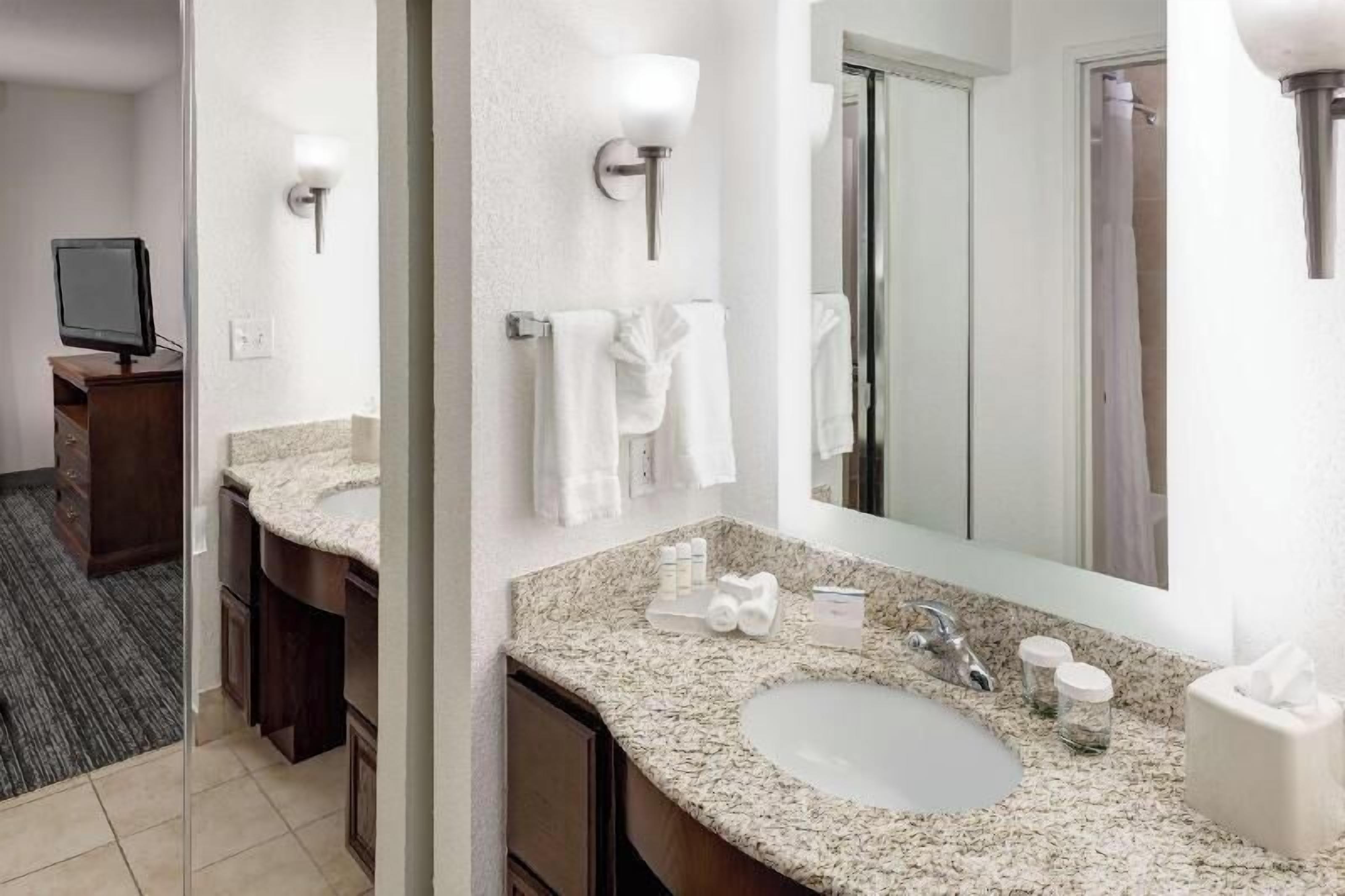 Bathroom | Combined shower/tub, free toiletries, hair dryer, towels