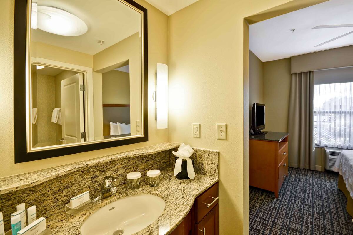 suite, non smoking | bathroom | free toiletries, hair dryer, towels, soap