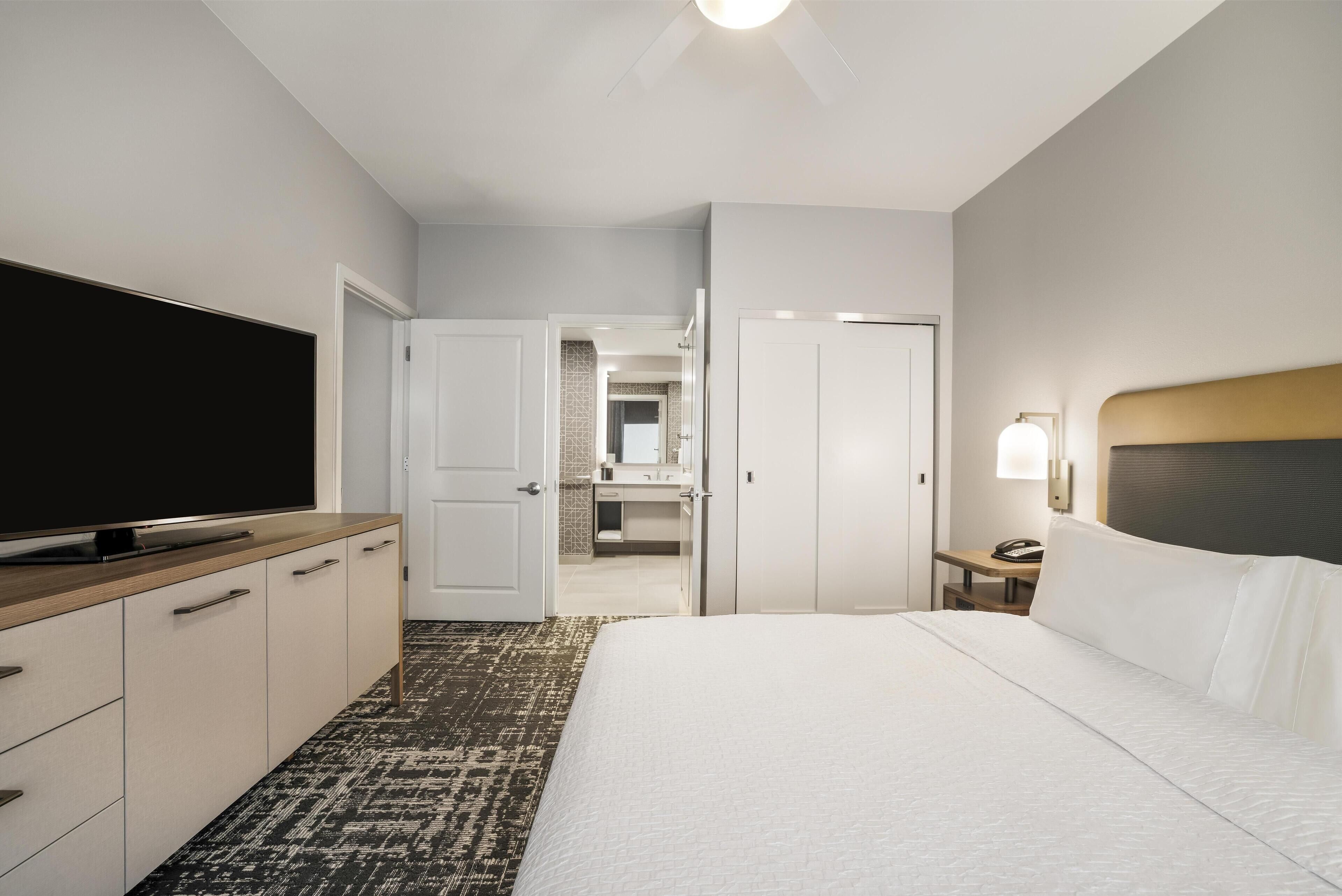 Een laptopwerkplek, een strijkplank/strijkijzer, gratis babybedden