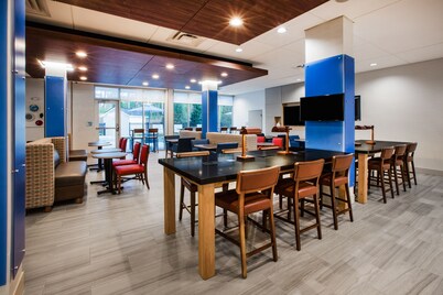 Holiday Inn Express Hotel & Suites Canton by IHG