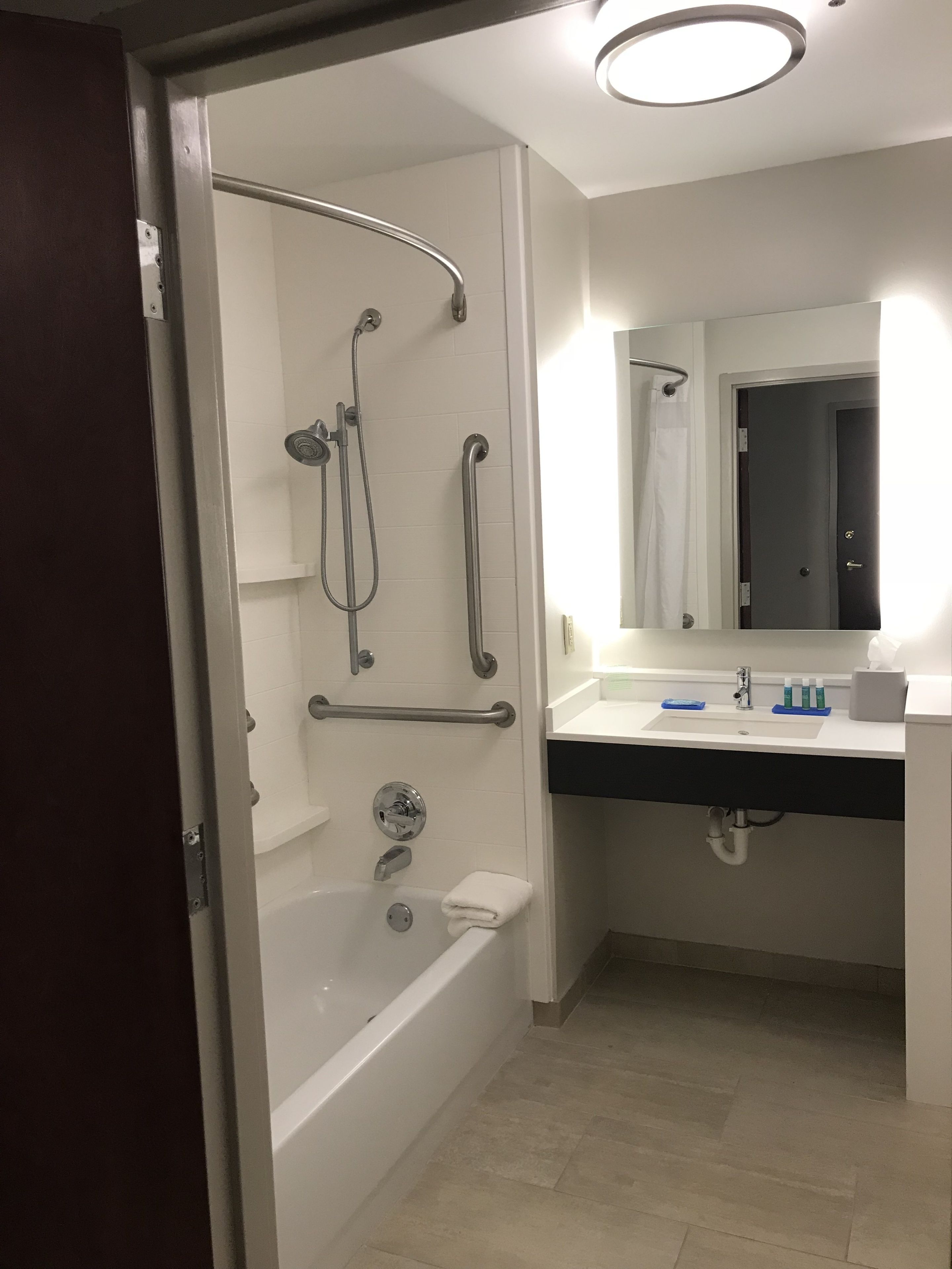 combined shower/bathtub, hair dryer, towels