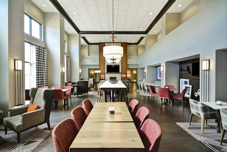 Desayuno buffet incluido todos los días . Hampton Inn & Suites Columbus-Easton Area