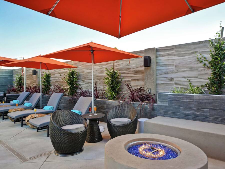 Een buitenzwembad, gratis zwembadcabana's en parasols bij het zwembad