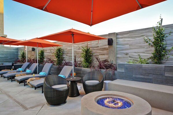 Una piscina al aire libre, cabañas de piscina gratuitas, sombrillas