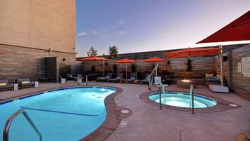 Piscina externa, funciona das 8h às 22h, barracas de cortesia