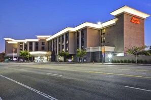 Exterior - Hampton Inn & Suites Los Angeles Burbank Airport (Burbank)
