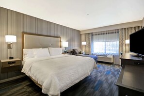 Ylelliset vuodevaatteet, tallelokero huoneessa, työpöytä, pimennysverhot