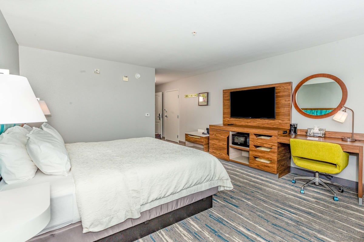 Hypo-allergenic bedding, in-room safe, desk, laptop workspace