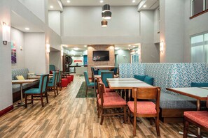 Lobby - Hampton Inn & Suites Fort Worth-West-I-30 (Fort Worth)
