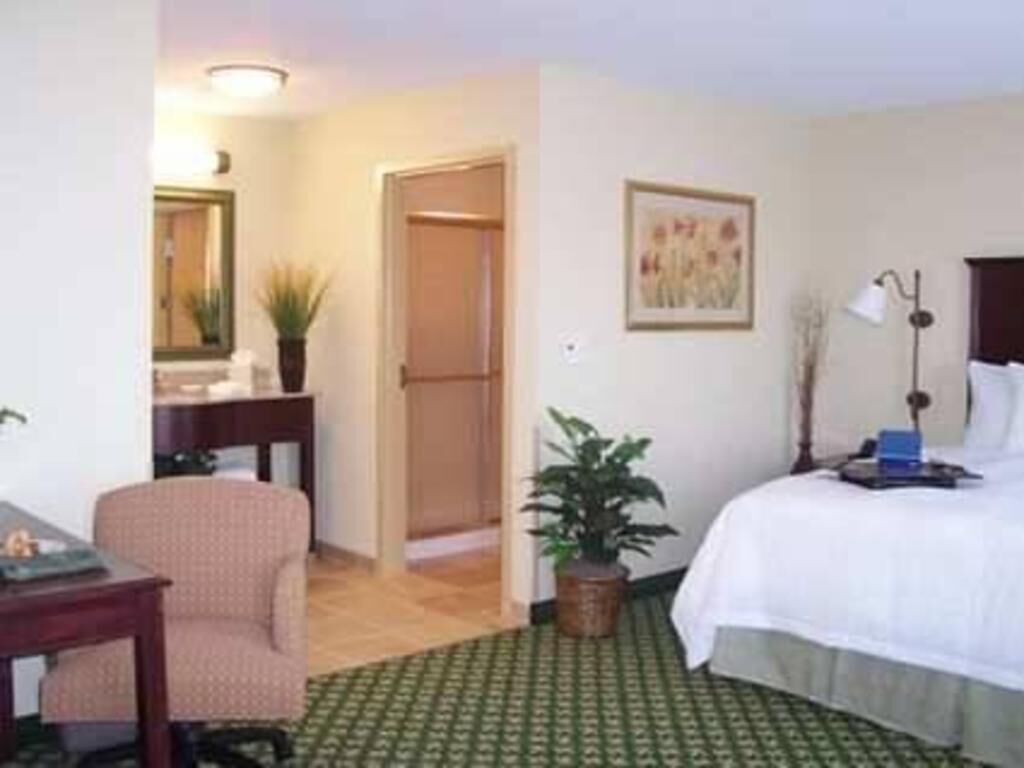 Hypo-allergenic bedding, in-room safe, desk, laptop workspace