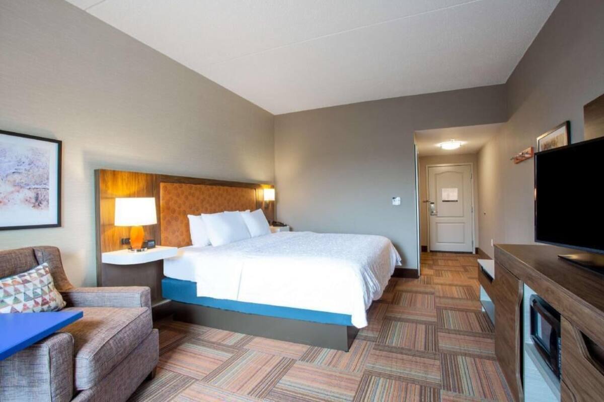 Hypo-allergenic bedding, iron/ironing board, free WiFi, bed sheets