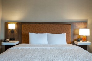 One King Bed, Non-Smoking, with Jetted Tub | Hypo-allergenic bedding, iron/ironing board, free WiFi, bed sheets - Hampton Inn Watertown (Watertown)