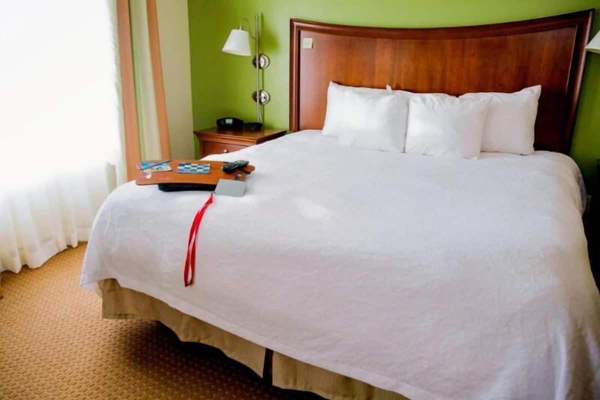 Ropa de cama de alta calidad y caja de seguridad en la habitación