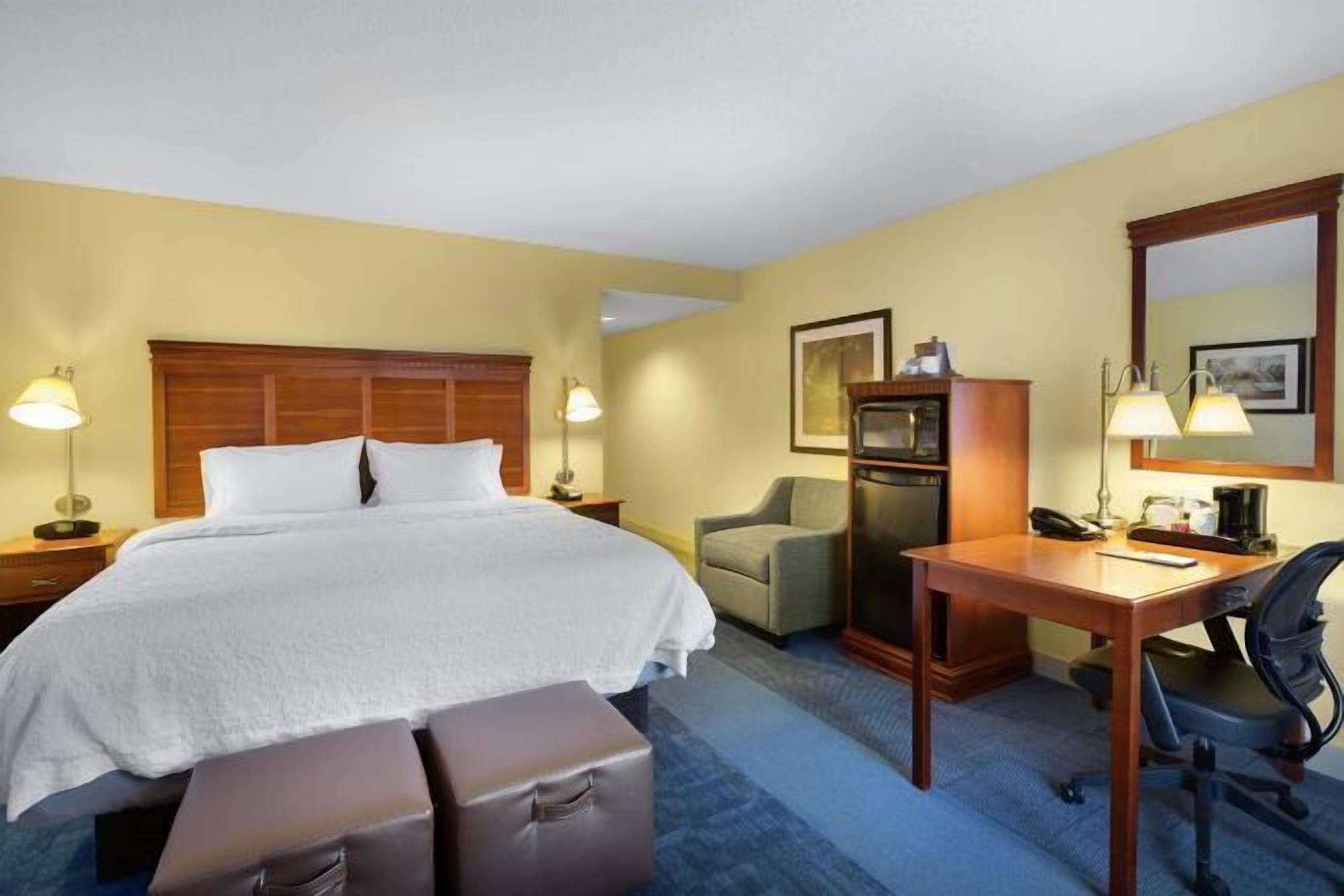 办公桌、笔记本电脑工作区、遮光窗帘、熨斗/熨衣板