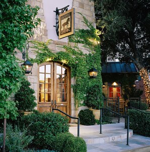 Property entrance - Hotel Cheval (Paso Robles)