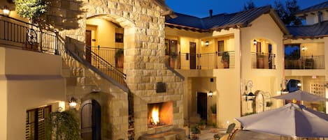 Utsikt mot gårdsplass