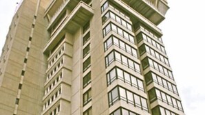 A high-rise building with the name "POINTE 400" on the facade. - Pointe 400 by ExecuStay (St. Louis)