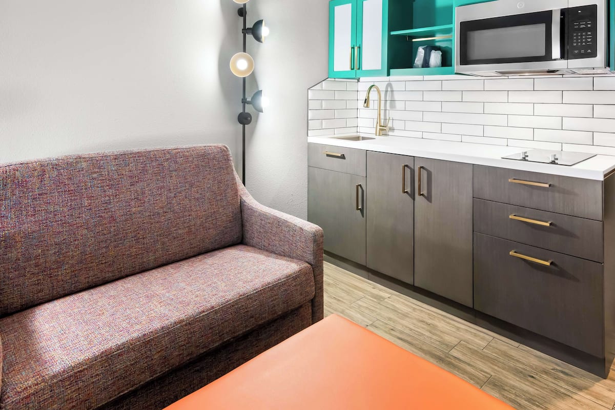 suite, 1 king bed, non smoking, kitchenette (dining table;with sofabed) | desk, iron/ironing board, free wifi, bed sheets