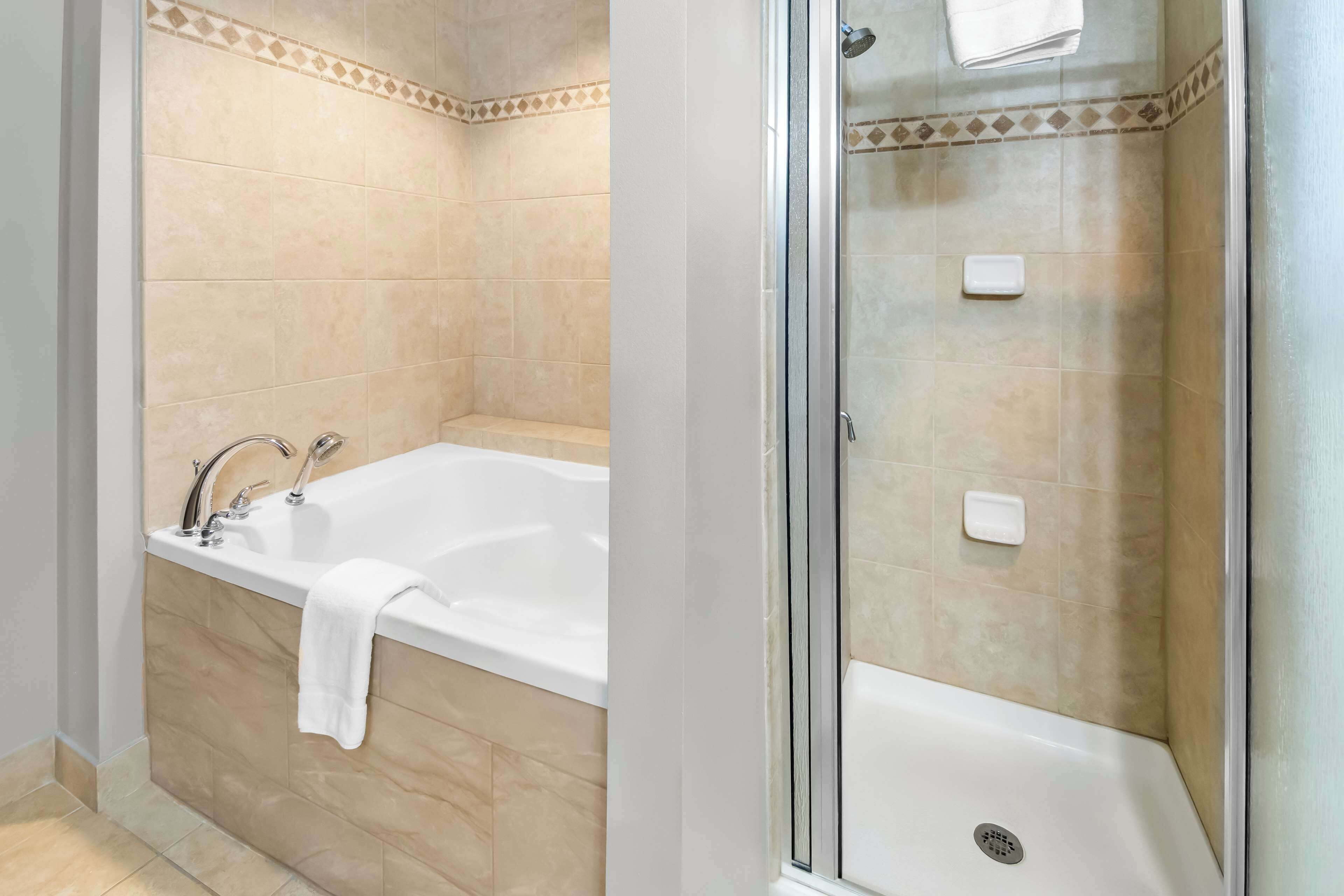combined shower/bathtub, towels