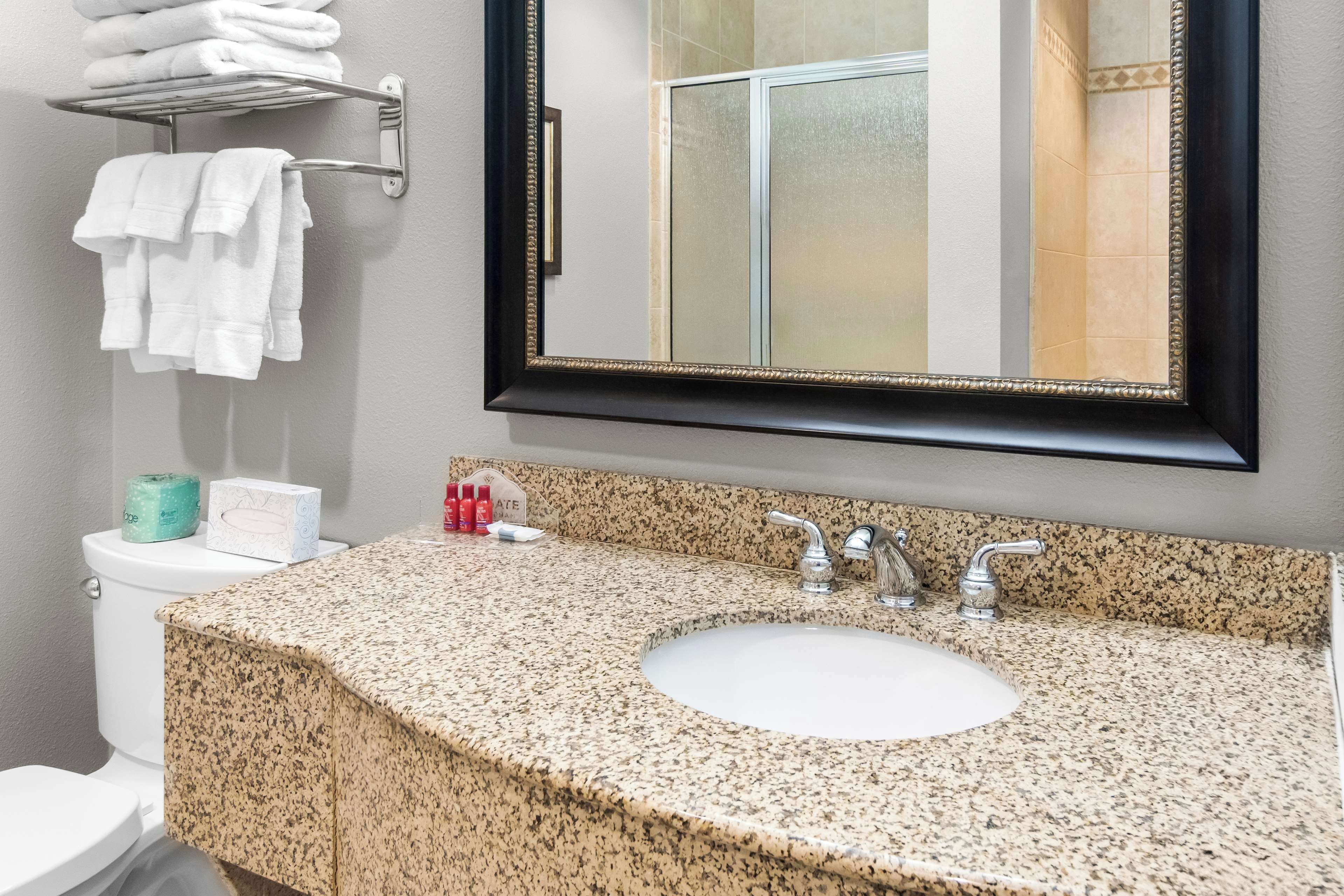 combined shower/bathtub, towels