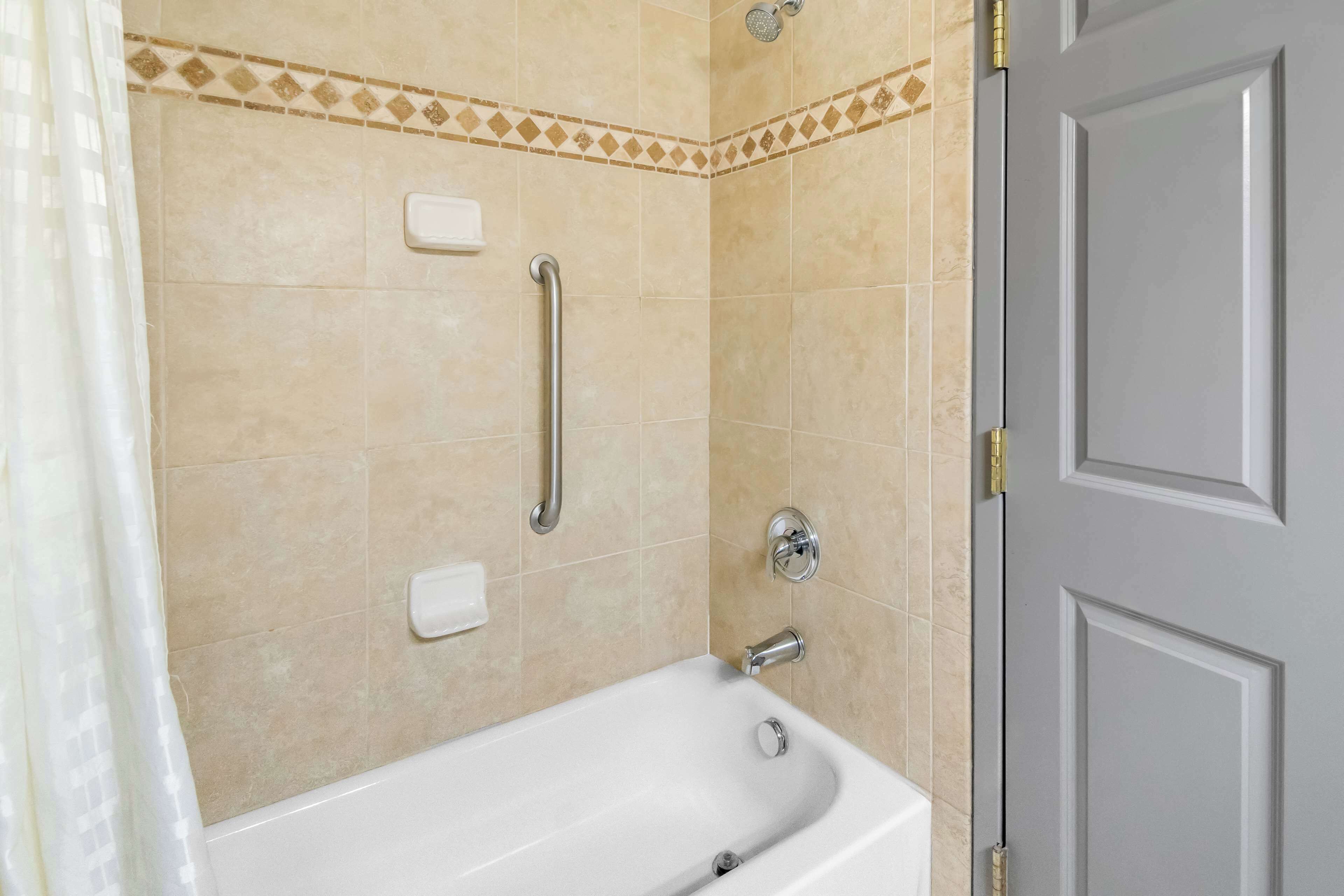 combined shower/bathtub, towels