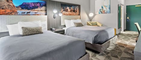 Habitación estándar, 2 camas Queen size, para no fumadores | Escritorio, tabla de planchar con plancha, wifi gratis y ropa de cama