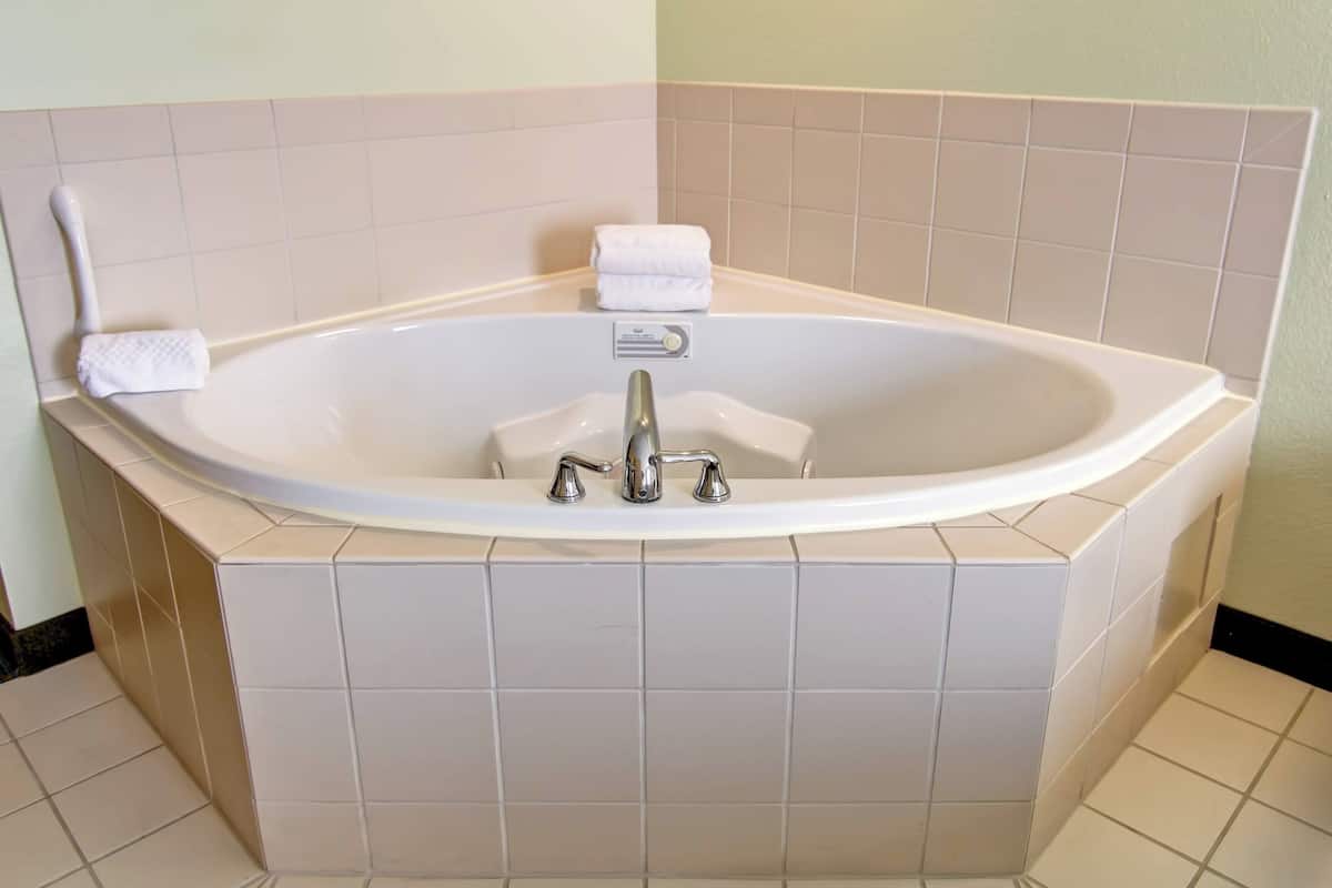 1 bedroom, down duvets, pillow-top beds, desk