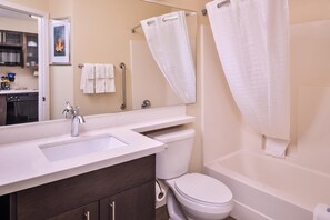Un baño con lavamanos, inodoro y bañera.