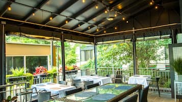 Serveert ontbijt, lunch en diner