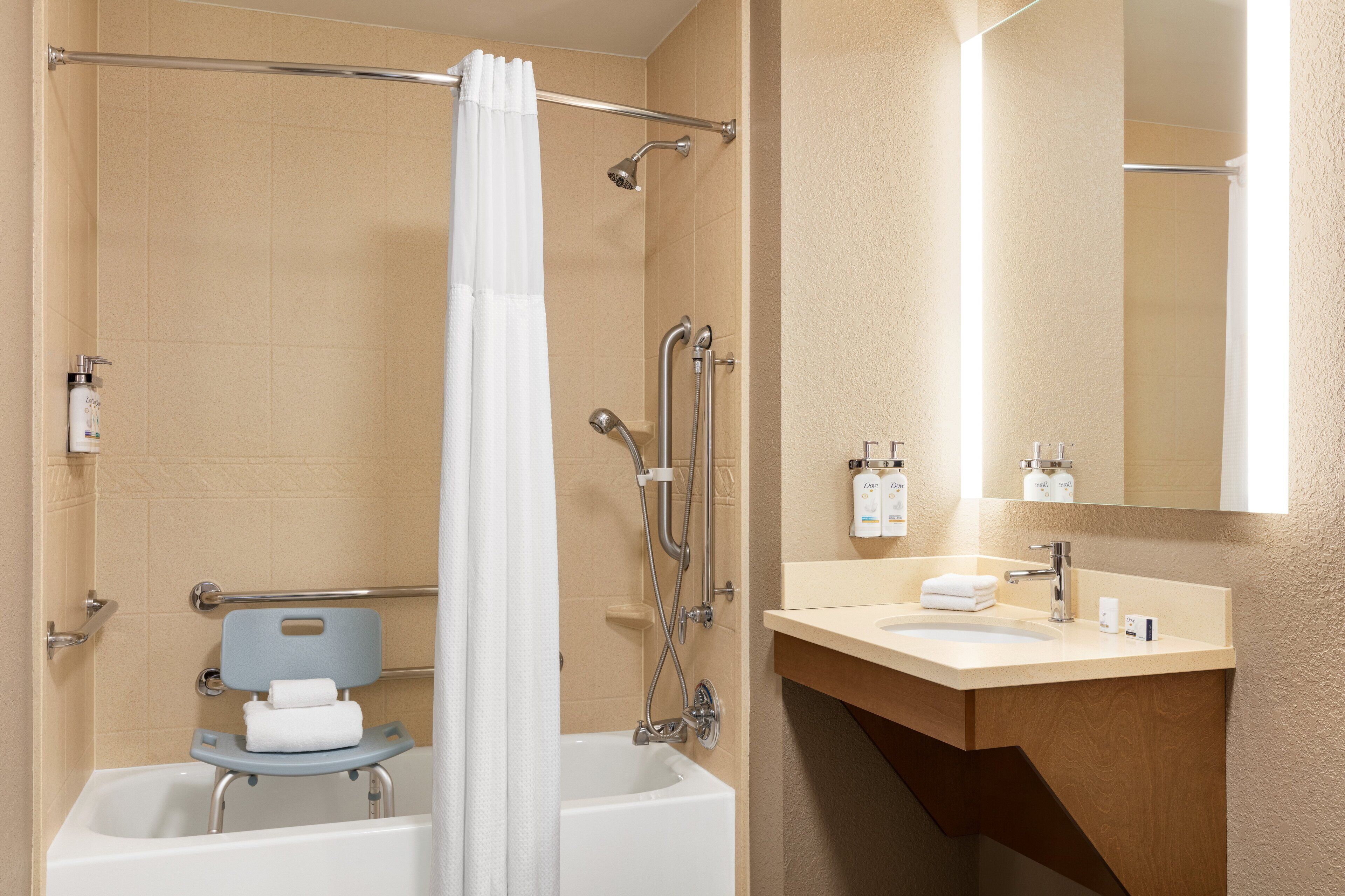 combined shower/bathtub, hair dryer, towels