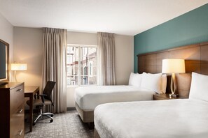 Escritorio, cortinas blackout y tabla de planchar con plancha 