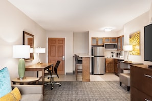 Desk, blackout curtains, iron/ironing board, free cots/infant beds - Staybridge Suites Fort Wayne by IHG (Fort Wayne)