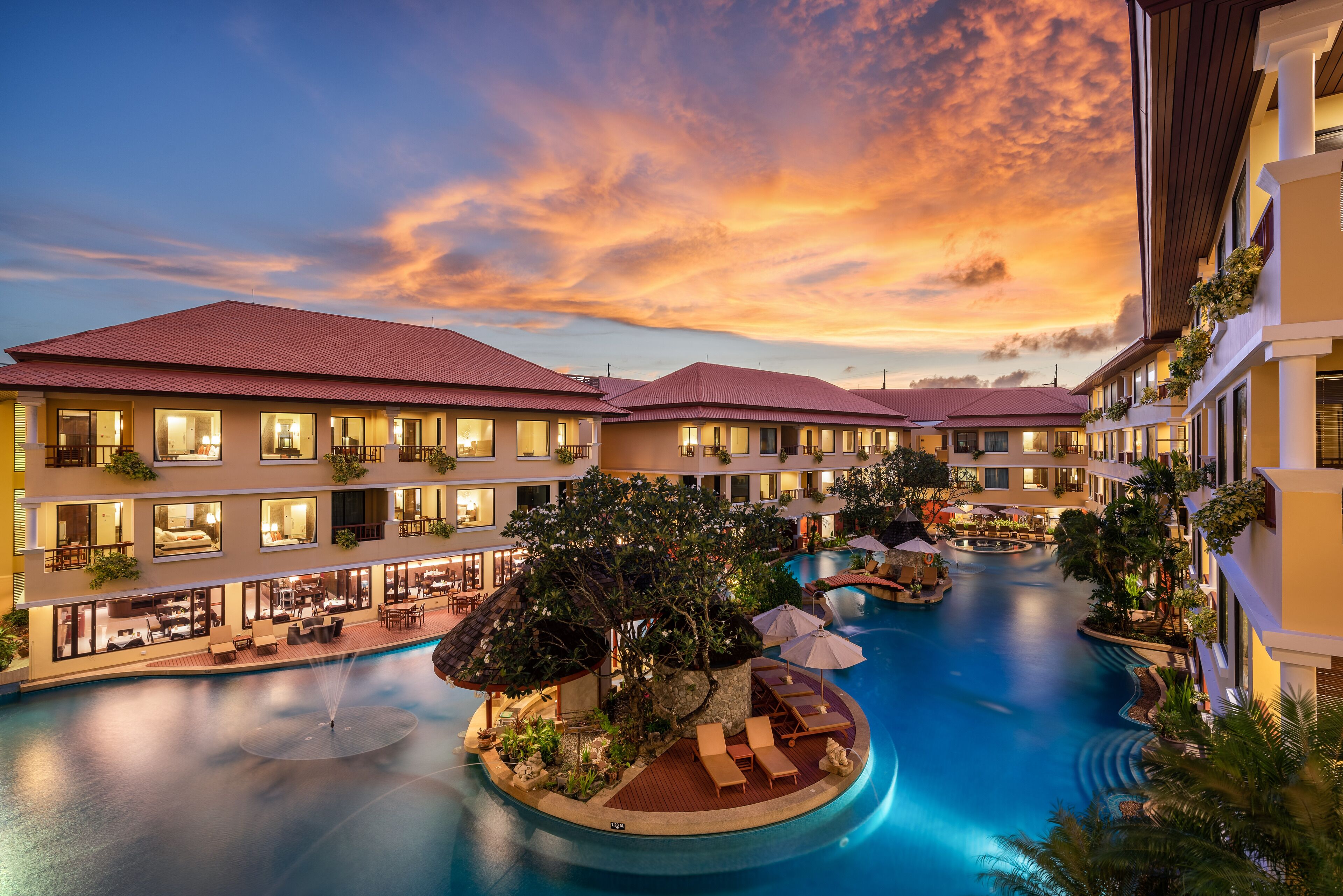 Kolam renang outdoor, dengan cabana gratis dan kursi berjemur