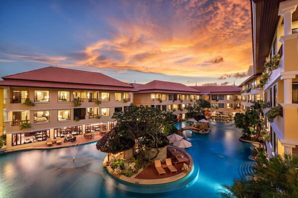 Una piscina al aire libre, cabañas de piscina gratuitas, tumbonas