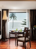 Presidential Double Room | Ruang tamu | 43 inci televisyen LED dengan digital, TV, buku-buku