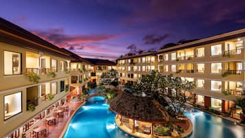 Outdoor pool, free pool cabanas, pool loungers