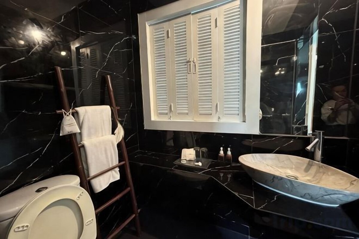 Baño | Artículos de higiene personal gratuitos, secador de pelo y albornoces