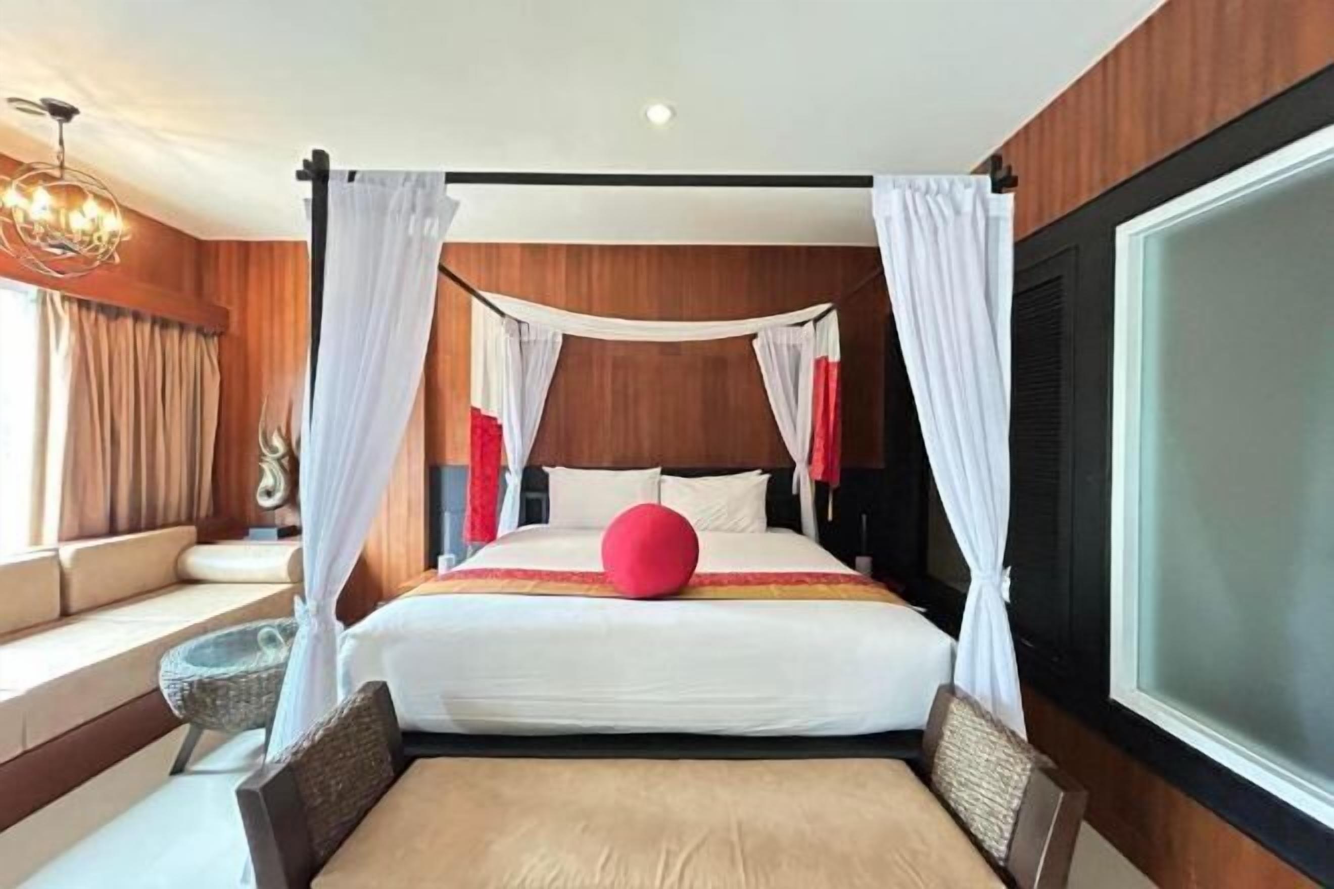 Premium bedding, pillowtop beds, minibar, in-room safe