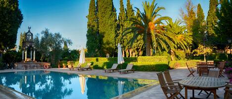 Una piscina al aire libre de temporada