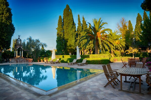 Una piscina al aire libre de temporada