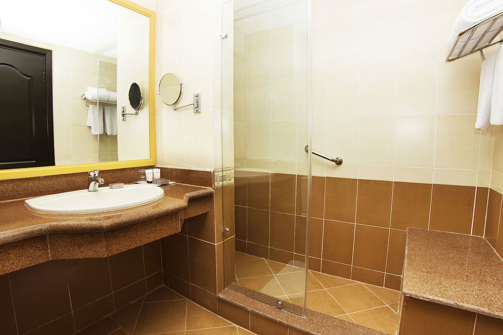 Badezimmer | Dusche, kostenlose Toilettenartikel, Haartrockner, Bademäntel